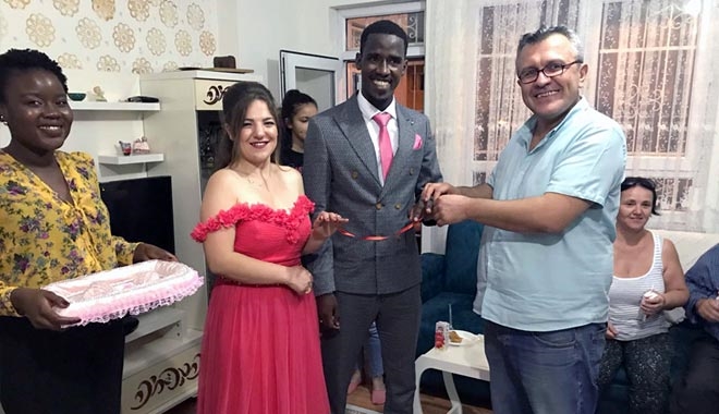 KAYSERİLİ AYŞEGÜL İLE SENEGALLİ ABDOULAYE´DEN