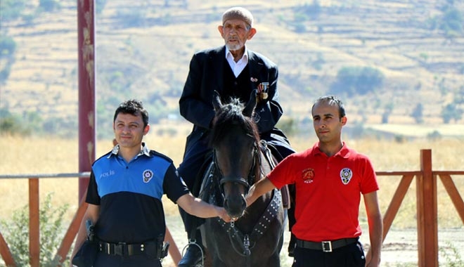 GAZİLER ATA BİNDİ, STRES ATTI