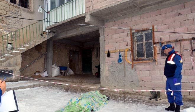 BUZLU ZEMİNDE AYAĞI KAYIP,