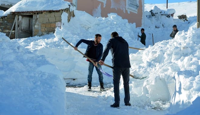 DEVELİ´YE YAĞAN İKİ METRE KAR
