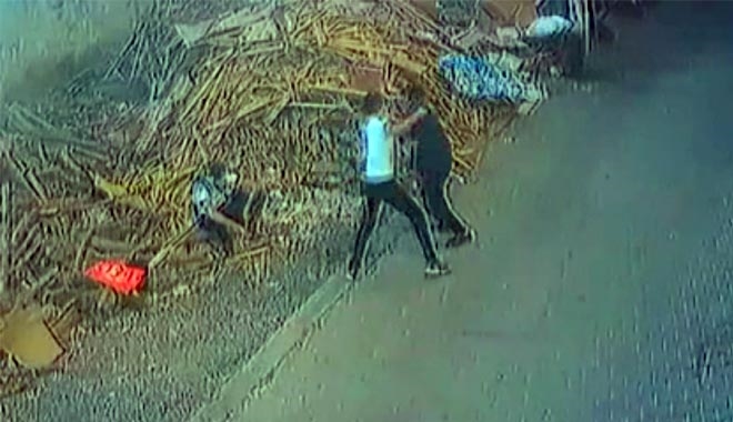 ARKADAŞLARI KAVGA ETTİ O SEYRETTİ