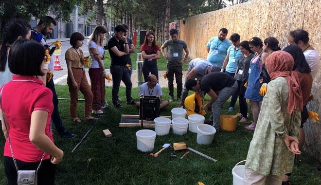 AGÜ´DEN SIKIŞTIRILMIŞ TOPRAK ATÖLYESİ