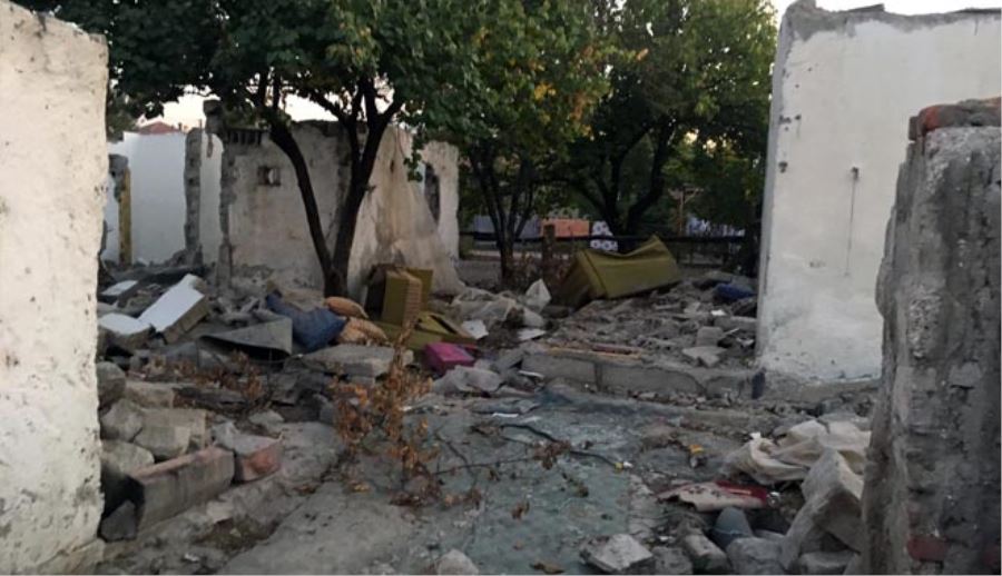 YIKTIĞI EVİNİN DUVARININ ALTINDA KALDI