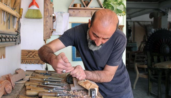 41 YILDIR AĞAÇLARDAN EŞYA YAPIYOR