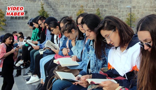 GENÇLER, KAYSERİ KALESİ´NDE KİTAP OKUDU