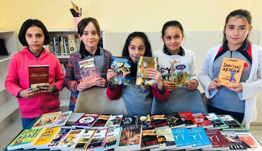 ALMANYA’DAKİ HAYIRSEVERDEN TOMARZA’YA KİTAP DESTEĞİ