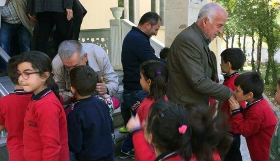 ÖĞRENCİLERDEN EL ÖPME ETKİNLİĞİ