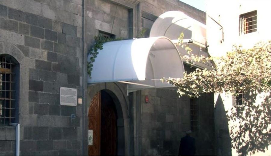 884 YILLIK CAMİNİN KAPI ÜSTLERİNE TENTE YAPILDI