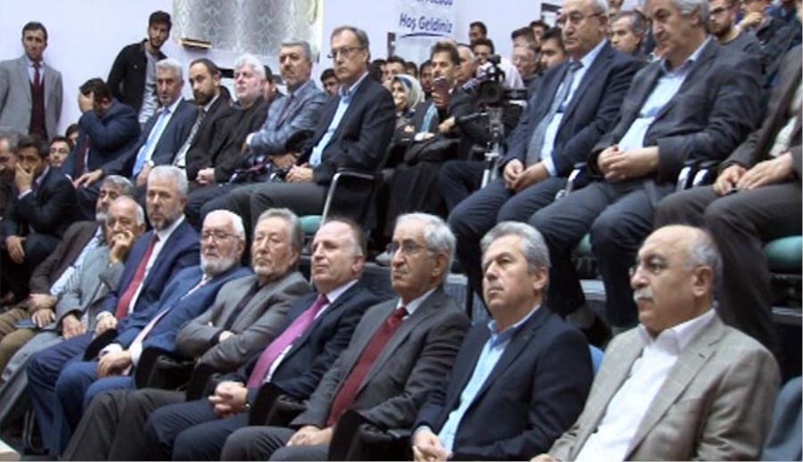 KURAN-I KERİM’İN EN ESKİ NÜSHALARINI ÜNİVERSİTELİLERLE PAYLAŞTI