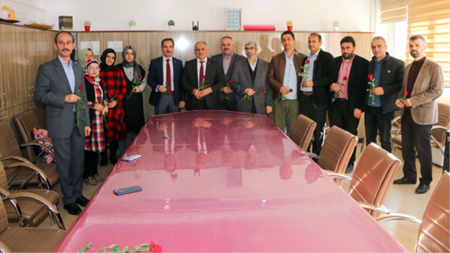 BAŞKAN ÖZTÜRK ÖĞRETMENLERE GÜL DAĞITTI