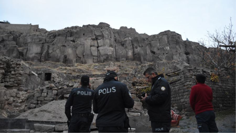 KİRACISININ OTURDUĞU EVİNİ ATEŞE VERİP KAYALIKLARA ÇIKTI