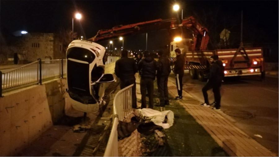 OTOMOBİL KANALA UÇTU