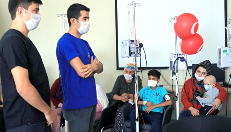 LÖSEMİYİ YENEN GENÇLER HASTALARA UMUT OLUYOR