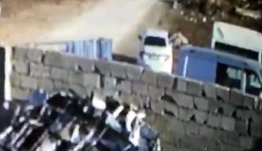 MİNİBÜSÜN TORPİDOSUNDAN 30 BİN TL ÇALINMASI KAMERADA