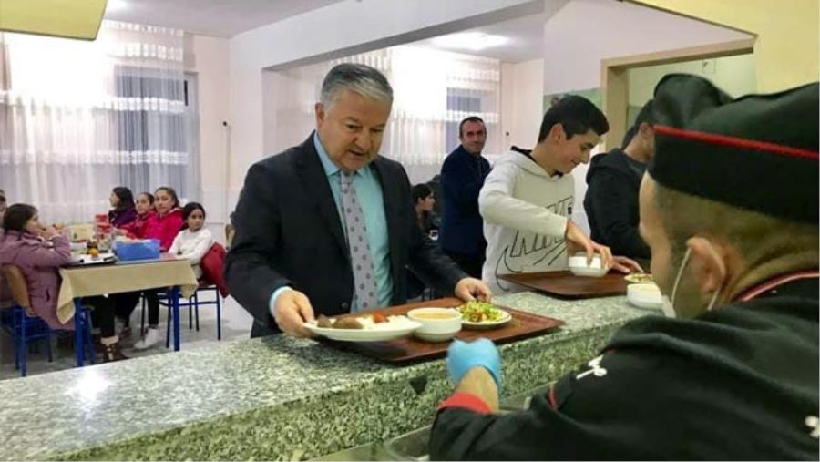 KAYMAKAM DURU, AKŞAM YEMEĞİNİ YURTTA KALAN ÖĞRENCİLERLE YEDİ