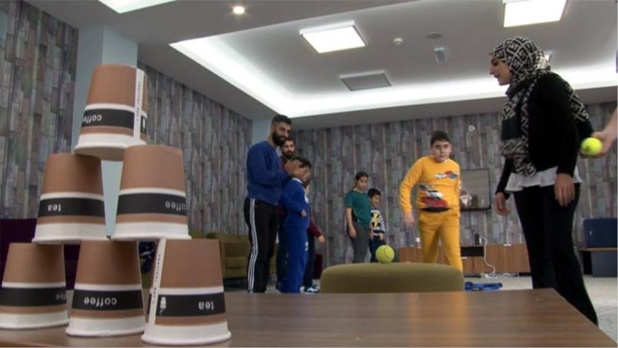 ANNELERE MANEVİ, OTİZMLİ ÇOCUKLARINA FİZİKSEL TERAPİ