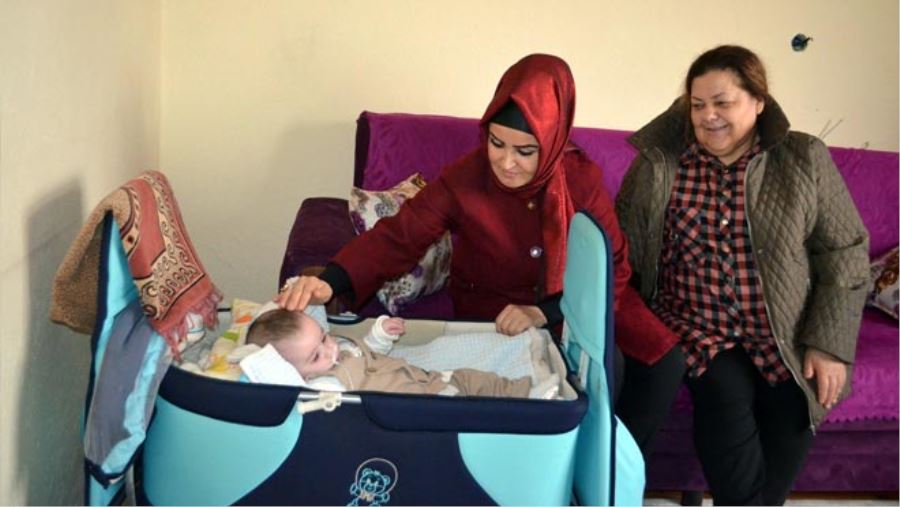 İLÇE SAĞLIK MÜDÜRÜ ANTEPLİOĞLU YARDIM BEKLEYEN AİLEYİ ZİYARET ETTİ