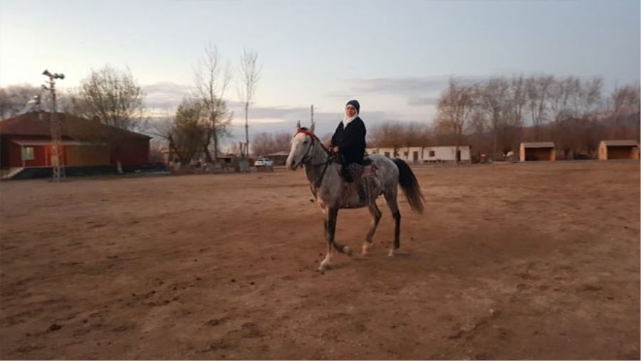 60 YAŞINDA ATA BİNEN FATMA NİNE GÖRENLERİ ŞAŞIRTIYOR