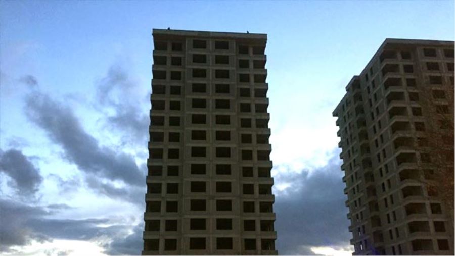 İNŞAATIN ÇATISINA ÇIKAN ŞAHSI PENCEREDEN İZLEDİLER