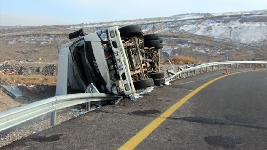 VİRAJI ALAMAYAN SU YÜKLÜ TIR DEVRİLDİ
