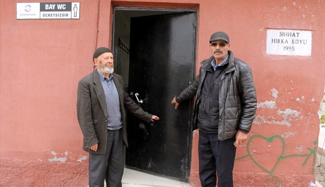 CAMİ TUVALETİNİN KAPISINI ÇALAN