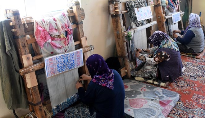 İLMEK İLMEK DOKUDUKLARI HALILARLA