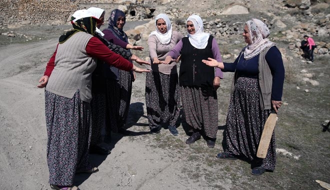 ŞALVARLARINI GİYİP