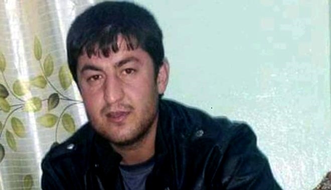 GÜCÜNÜ İSPATLAMAK İÇİN ARKADAŞLARINA KENDİSİNİ YUMRUKLATAN IRAKLI GENÇ,