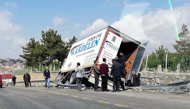 SÜRÜCÜSÜNÜN DİREKSİYON HAKİMİYETİ KAYBETTİĞİ KAMYON DUVARA ÇARPTI