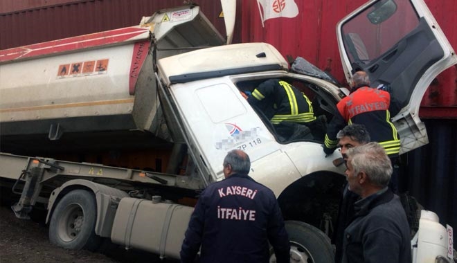 KONTEYNERE ÇARPAN KAMYONDA SIKIŞAN SÜRÜCÜ YARALANDI 