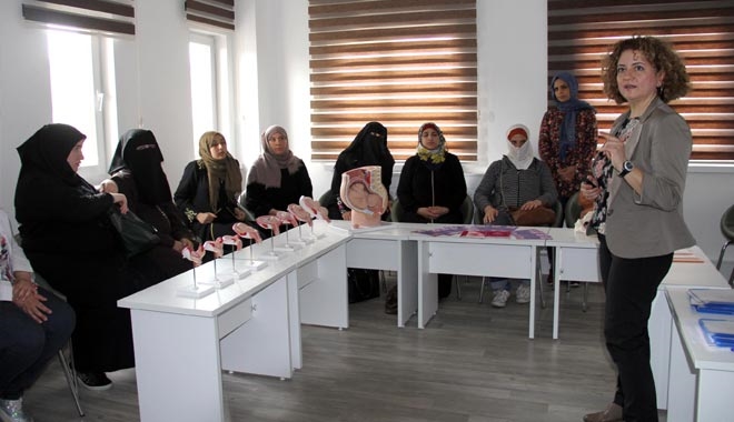 KAYSERİ´DE 400 MÜLTECİ KADINA DOĞUM EĞİTİMİ VERİLİYOR