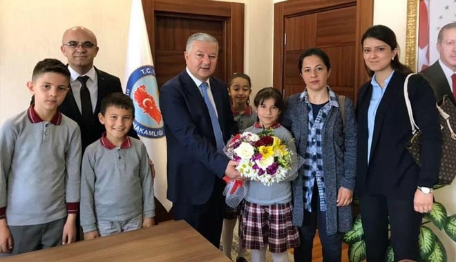 DURU´NUN MAKAMINA GÜL OTURDU