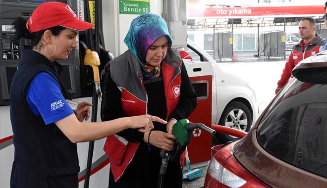 SENDİKACI KADINLAR KADIN POMPACILARIN YERİNE MESAİ YAPTI