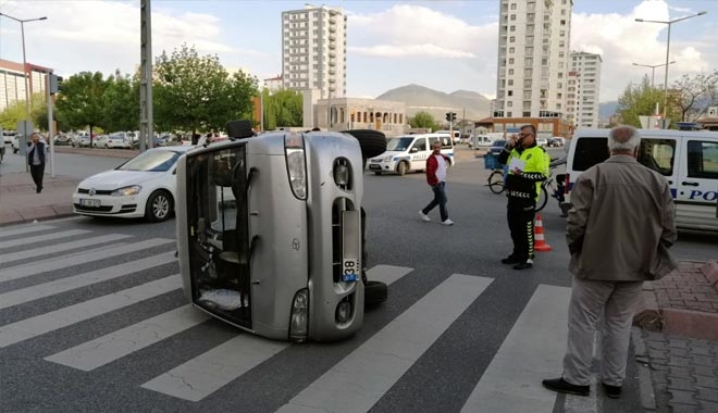 YAN YATAN KAMYONETİN İÇİNDE YARALI ARADI