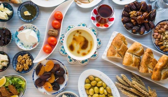 RAMAZANDA BESLENME ÇOK YAĞ VE KARBONHİDRAT SİNDİRİMİ ZORLAR 