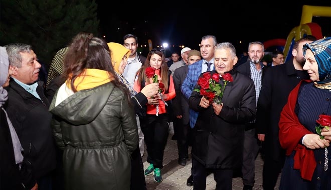 ANNELERE ÇİÇEK, ÇOCUKLARA HEDİYE VERDİ