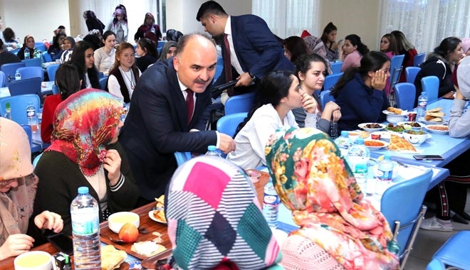 VALİ GÜNAYDIN KYK´DA KALAN ÖĞRENCİLERLE İFTAR AÇTI