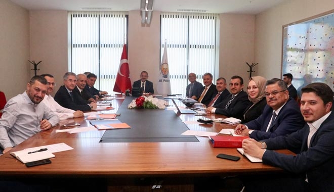 AK BELEDİYELER MERCEK ALTINDA