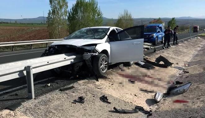 OTOMOBİL, ÇARPTIĞI BARİYERDE KALDI