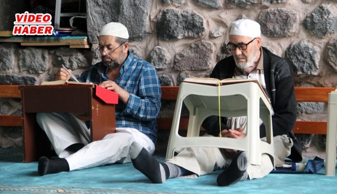 İTİKAFÇILAR  GÜNLERİNİ İBADETLE GEÇİRİYOR?