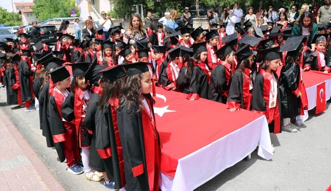 ÖNCE ŞEHİTLERİ ANDILAR, SONRA KEPLERİNİ ATTILAR