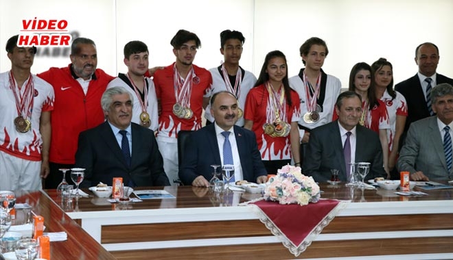 SOKAKTAN MADALYAYA UZANAN ELLER´E