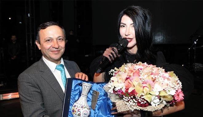 HANDE YENER KAYSERİ´Yİ SALLADI?