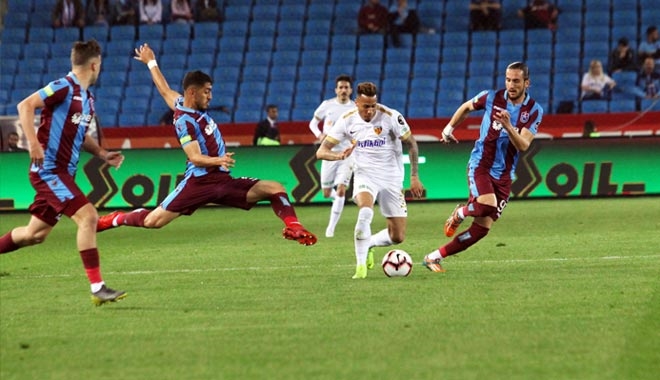 İ.M. KAYSERİSPOR´UN, TRABZON´DA BOYNU BÜKÜK