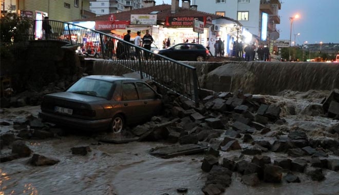 SELE DAYANAMAYAN İSTİNAT DUVARI ARAÇLARIN ÜSTÜNE YIKILDI