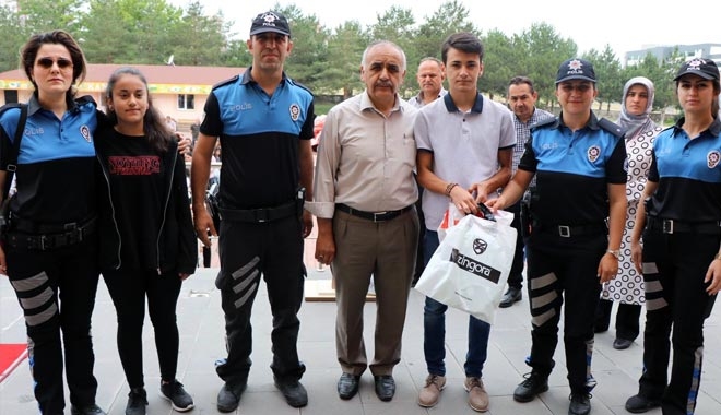 KAYSERİ EMNİYETİ ŞEHİDİN EMANETLERİNİ KARNE GÜNÜNDE YALNIZ BIRAKMADI