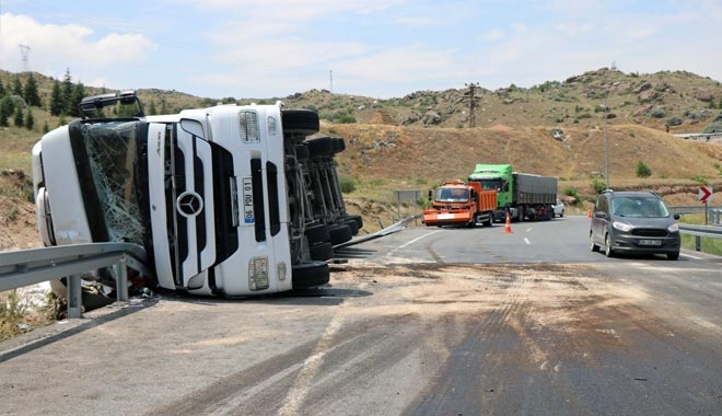 BARİYER, DEVRİLEN TIRA OK GİBİ SAPLANDI 