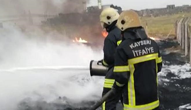 FABRİKANIN GERİ DÖNÜŞÜM ALANINDA ÇIKAN YANGIN