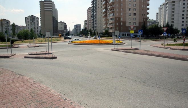 MELİKGAZİ´DEN IŞIKSIZ KAVŞAK DÜZENLEMESİ