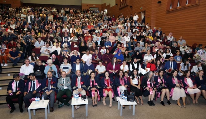 ERÜ HALİL BAYRAKTAR SAĞLIK HİZMETLERİ MYO ,YENİ MEZUNLARINI VERDİ